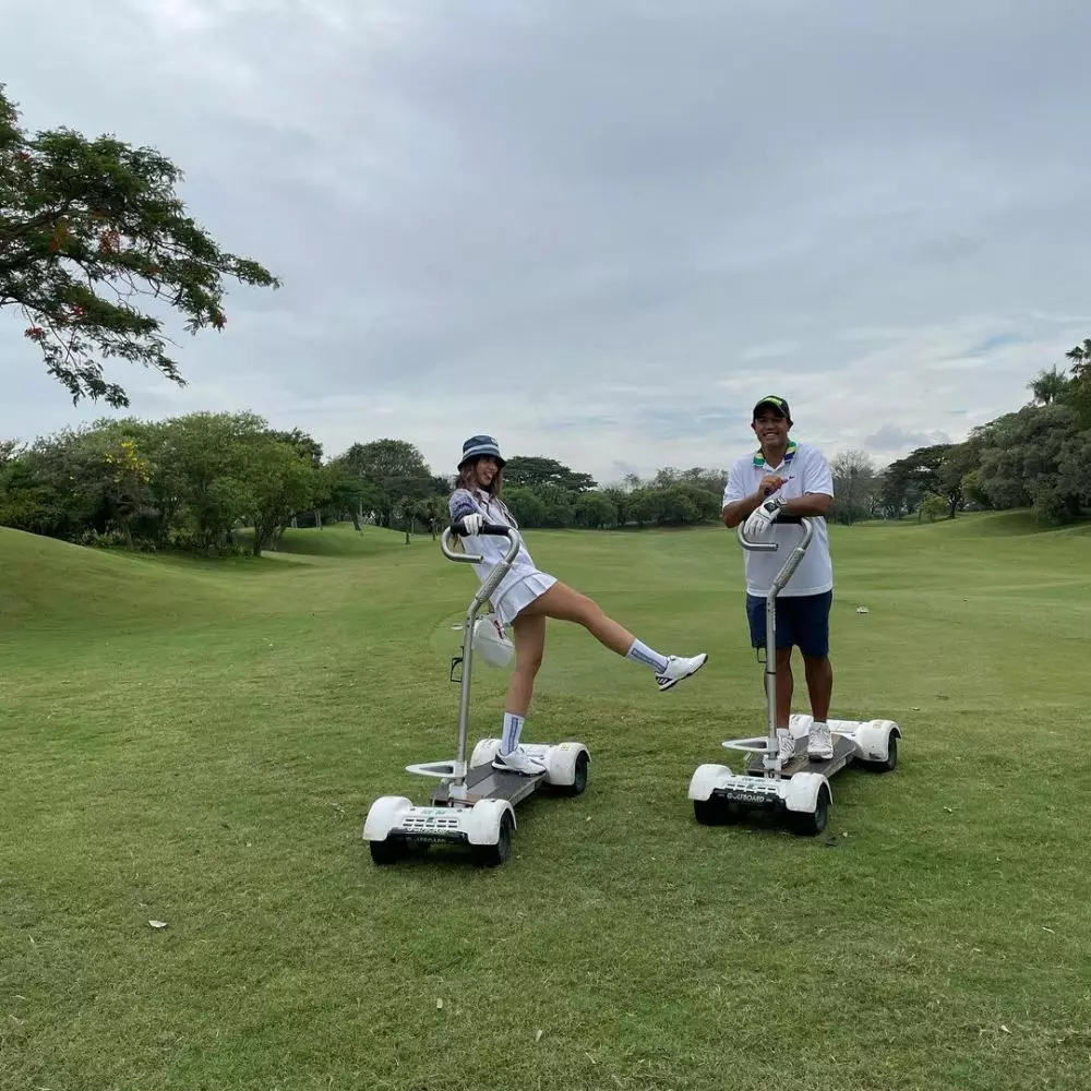 Nia Ramadhani dan Ardi Bakrie olahraga bareng © 2021 brilio.net Nia Ramadhani dan Ardi Bakrie olahraga bareng © 2021 brilio.net