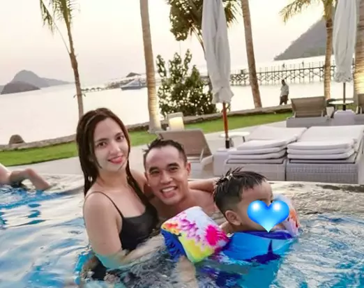 Nia Ramadhani dan Ardi Bakrie olahraga bareng © 2021 brilio.net Nia Ramadhani dan Ardi Bakrie olahraga bareng © 2021 brilio.net