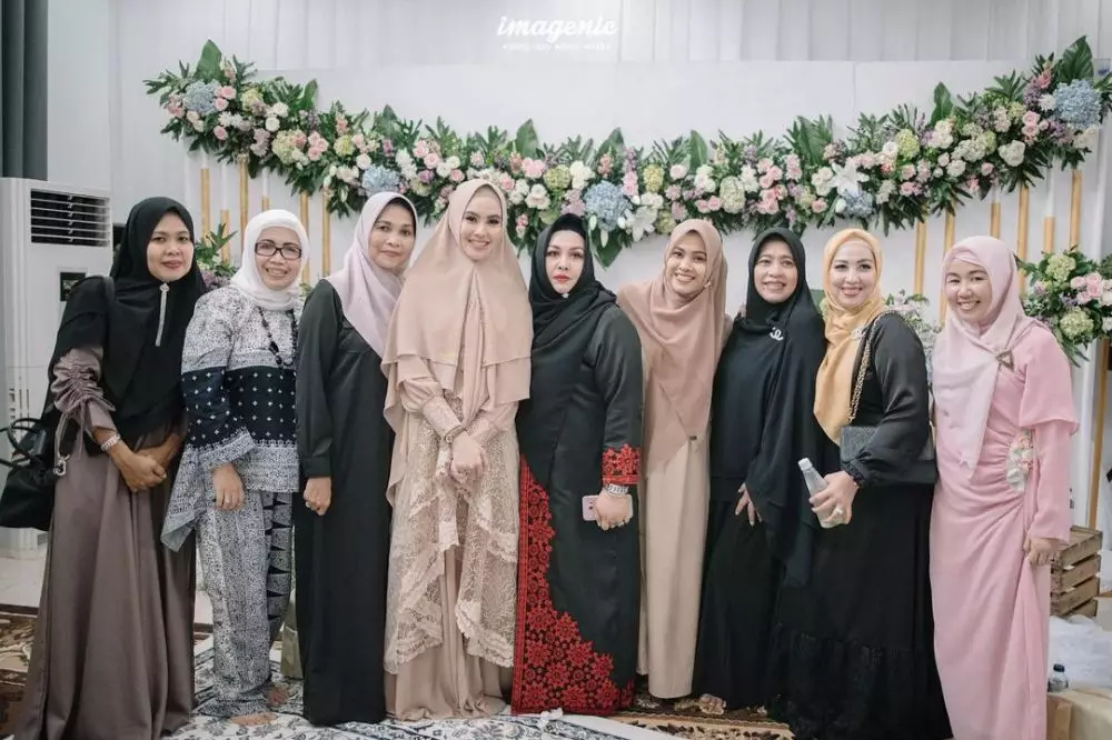 kartika putri dan ibunda © 2021 Instagram