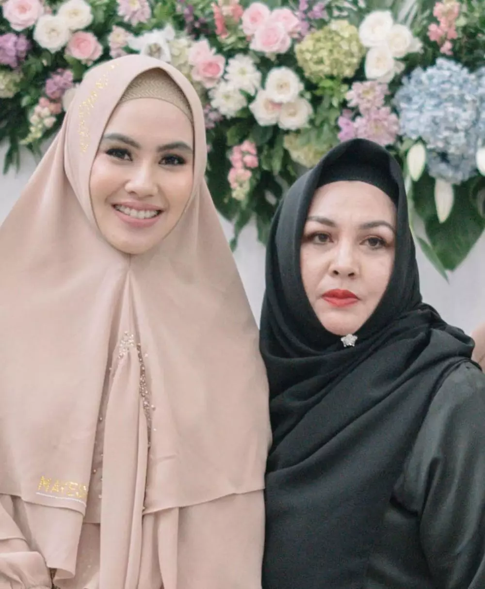 kartika putri dan ibunda © 2021 Instagram