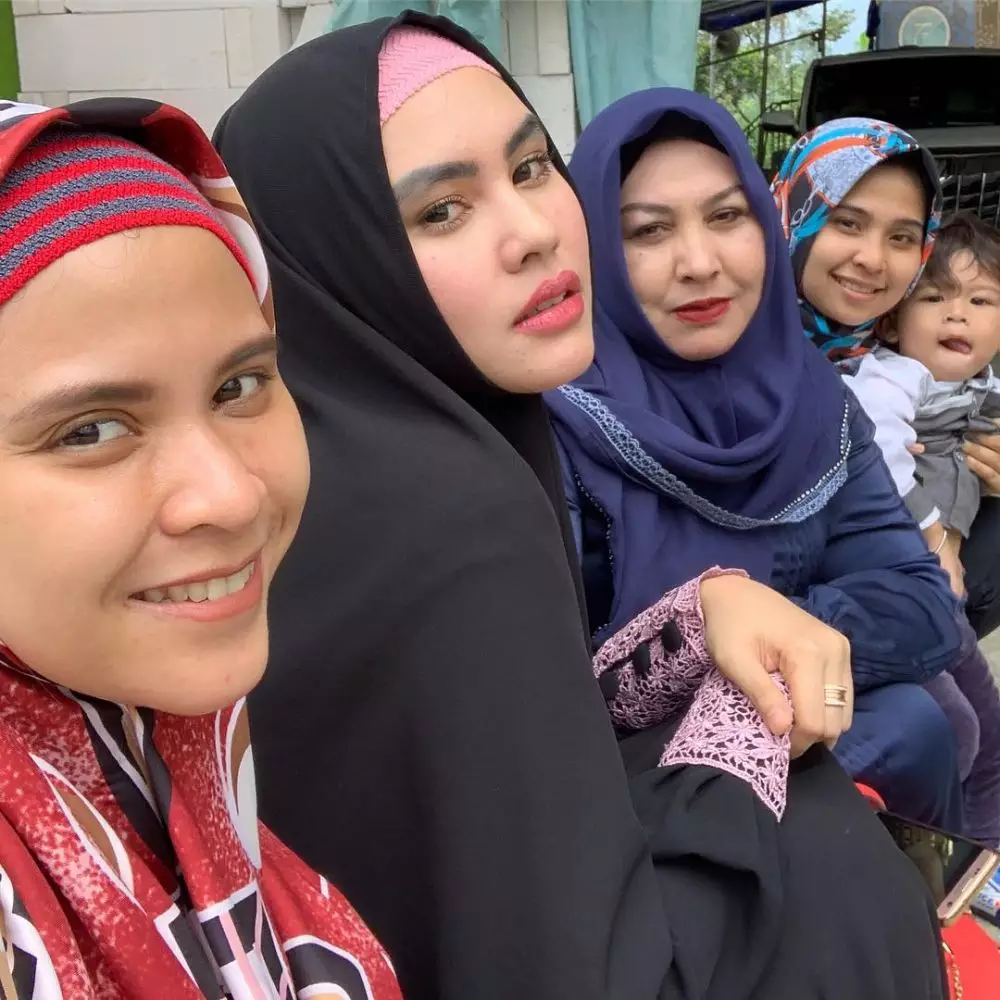 kartika putri dan ibunda © 2021 Instagram