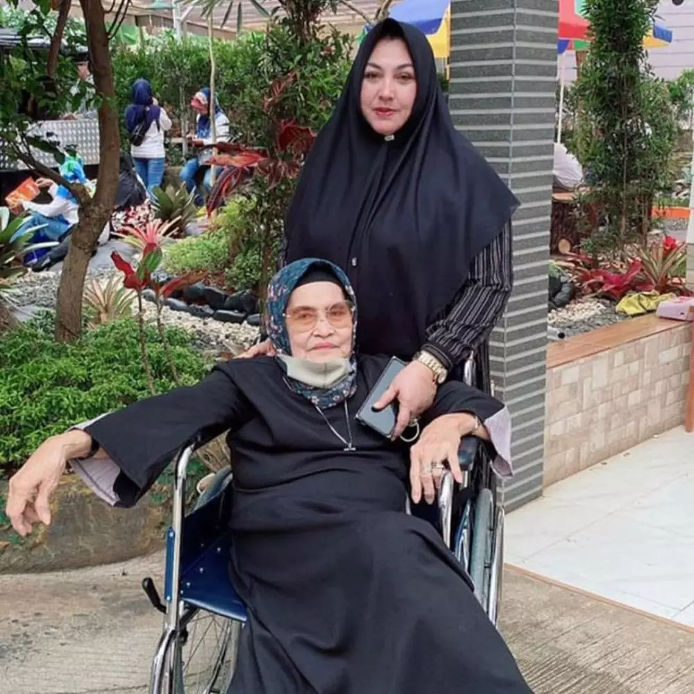 kartika putri dan ibunda © 2021 Instagram