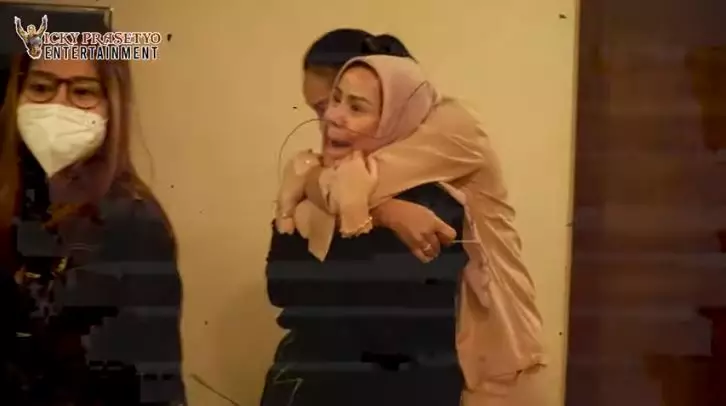 momen kalina dan vicky umumkan kehamilan © YouTube momen kalina dan vicky umumkan kehamilan © YouTube