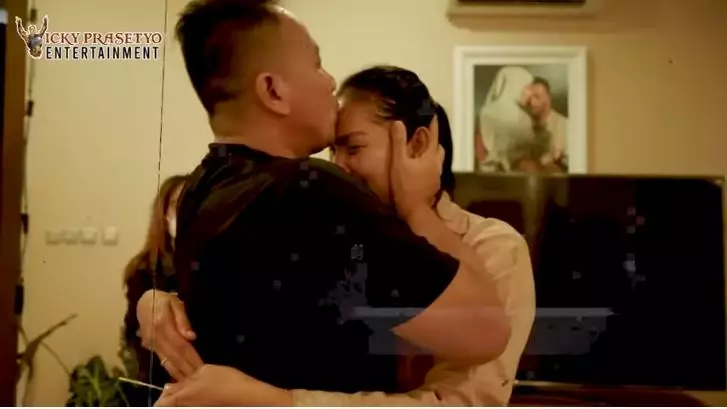 momen kalina dan vicky umumkan kehamilan © YouTube momen kalina dan vicky umumkan kehamilan © YouTube