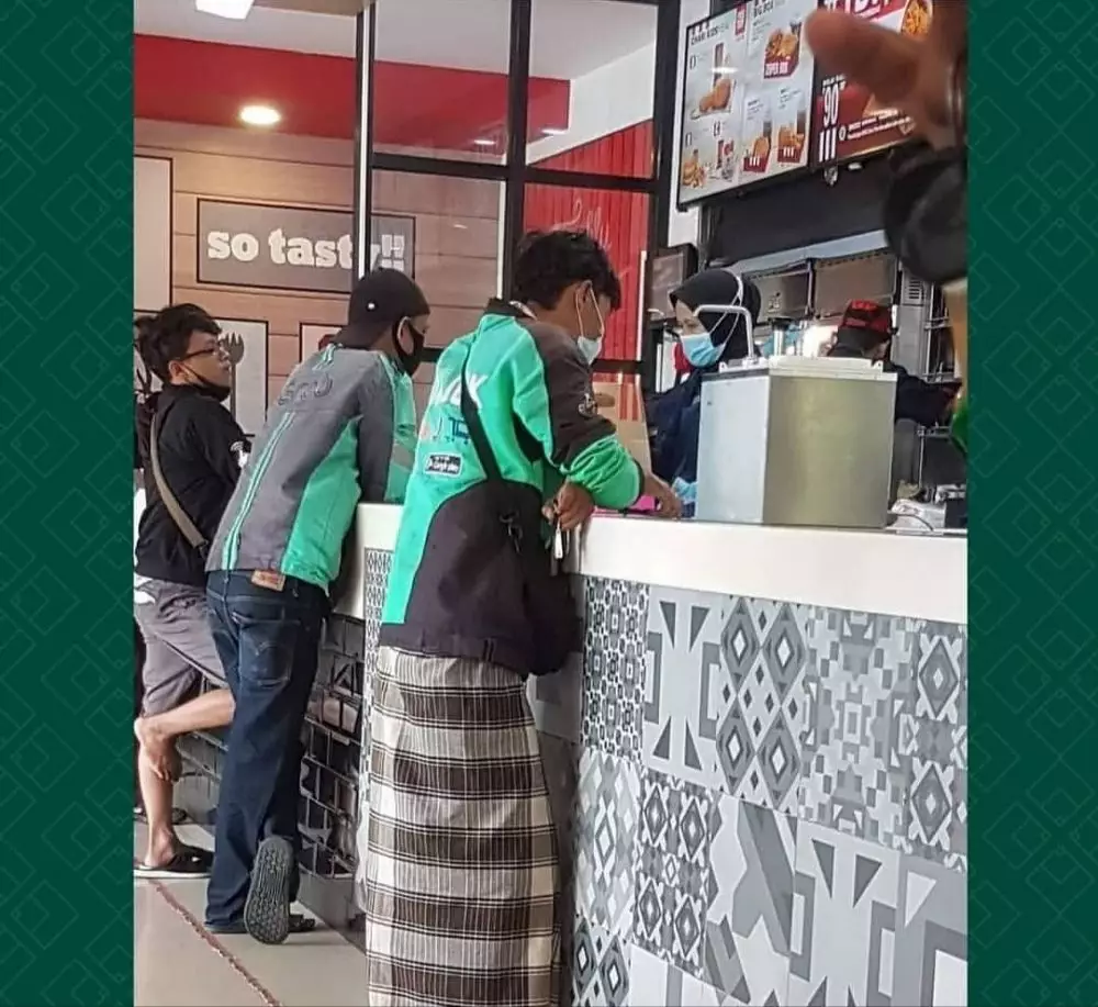 Outfit lucu driver ojek online © berbagai sumber Outfit lucu driver ojek online © berbagai sumber