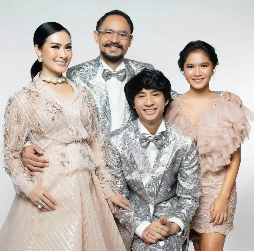 pemotretan pedangdut dengan tema glamor © 2021 brilio.net pemotretan pedangdut dengan tema glamor © 2021 brilio.net