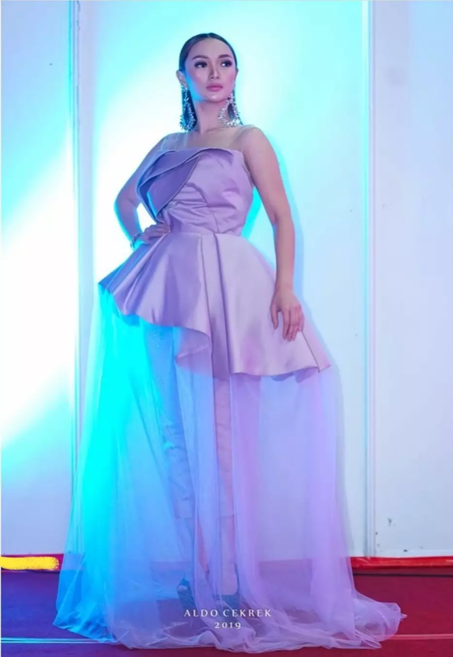 pemotretan pedangdut dengan tema glamor © 2021 brilio.net