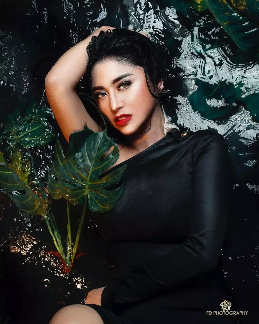 pemotretan pedangdut dengan tema glamor © 2021 brilio.net