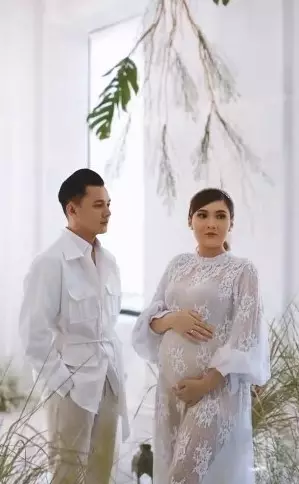 Potret maternity shoot Nella Kharisma dan suami Instagram/@faralljibrill Potret maternity shoot Nella Kharisma dan suami Instagram/@faralljibrill
