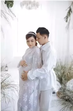 Potret maternity shoot Nella Kharisma dan suami Instagram/@faralljibrill Potret maternity shoot Nella Kharisma dan suami Instagram/@faralljibrill