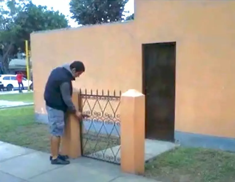 benda terpasang di rumah absurd © 2021 instagram.com benda terpasang di rumah absurd © 2021 instagram.com