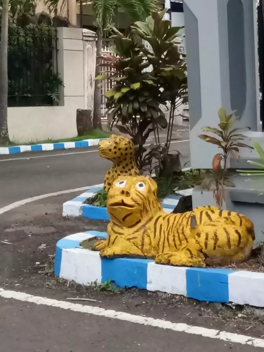 penampakan nyeleneh patung hewan © 2021 berbagai sumber