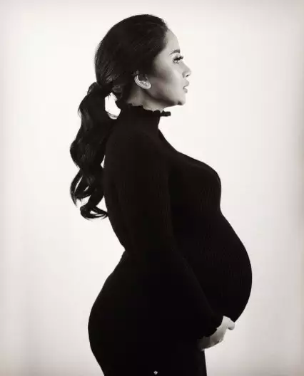 Gaya maternity shoot penyanyi dangdut dari berbagai sumber