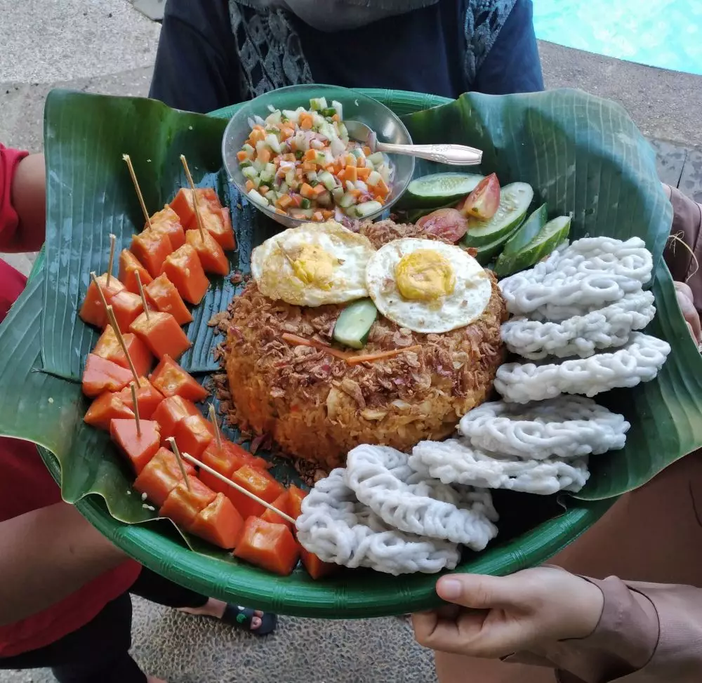 potret nasi tumpeng © 2021 berbagai sumber potret nasi tumpeng © 2021 berbagai sumber