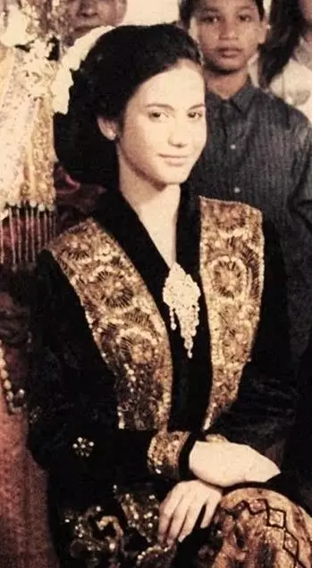 Potret Pevita Pearce dalam balutan kebaya Instagram/@pevpearce Potret Pevita Pearce dalam balutan kebaya Instagram/@pevpearce