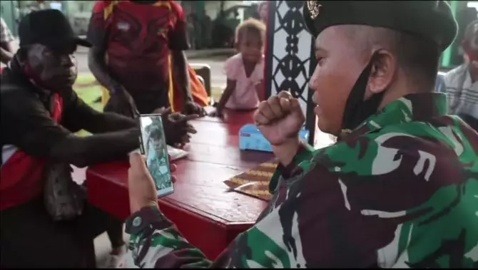 Perjuangan putra Ondoafi di perbatasn lolos prajurit TNI © YouTube/TNI.mil.id Perjuangan putra Ondoafi di perbatasn lolos prajurit TNI © YouTube/TNI.mil.id