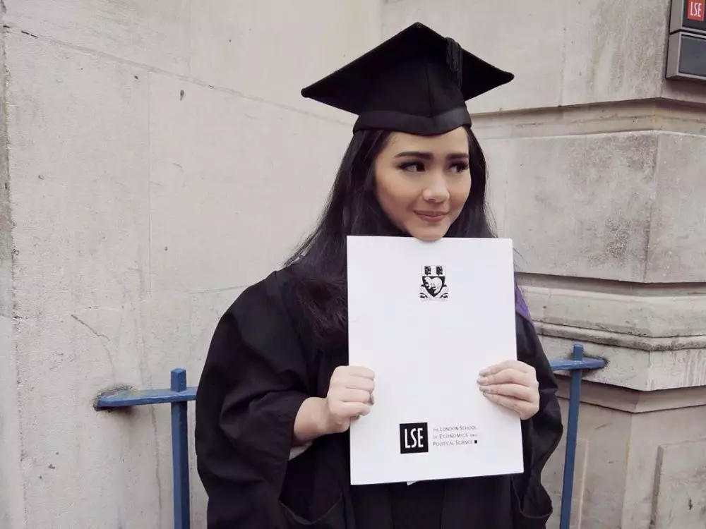 seleb gelar master usia 20an © 2021 Instagram seleb gelar master usia 20an © 2021 Instagram