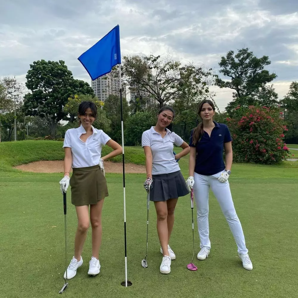Gaya outfit Nia Ramadhani saat bermain golf © 2021 brilio.net