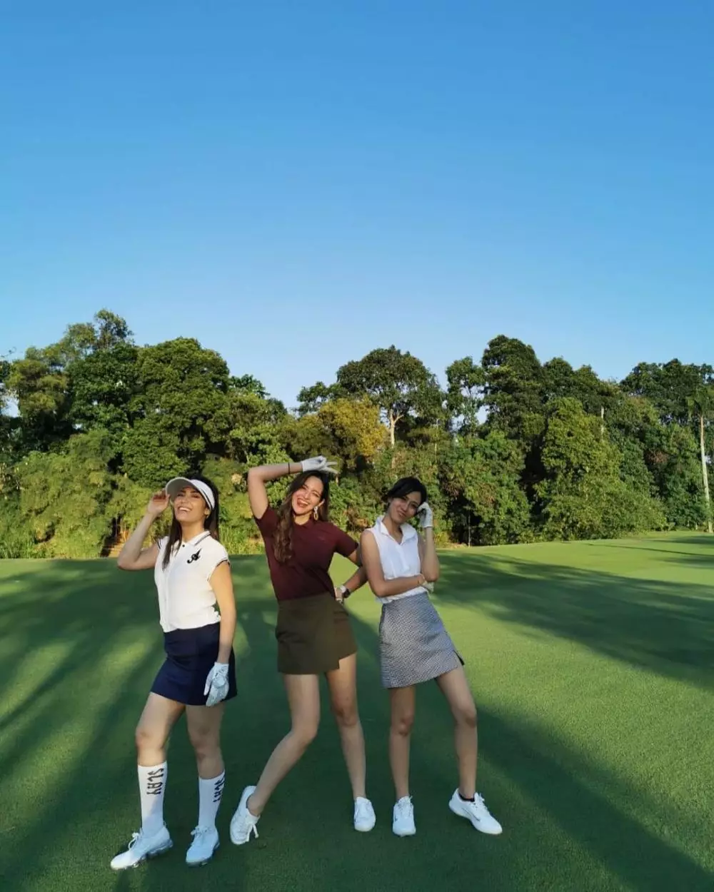 Gaya outfit Nia Ramadhani saat bermain golf © 2021 brilio.net