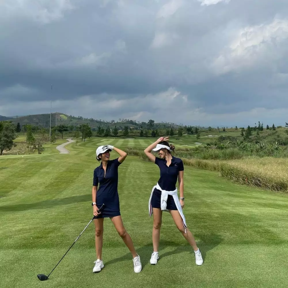 Gaya outfit Nia Ramadhani saat bermain golf © 2021 brilio.net