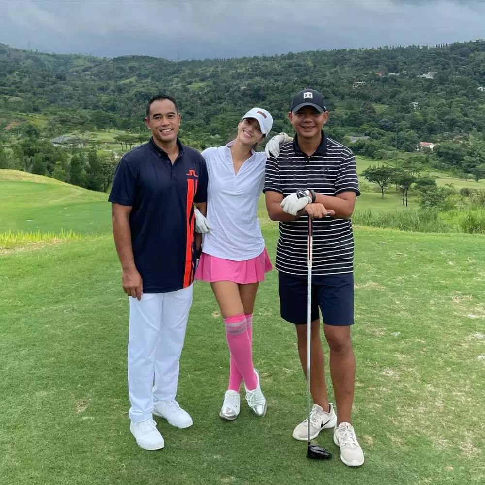 Gaya outfit Nia Ramadhani saat bermain golf © 2021 brilio.net