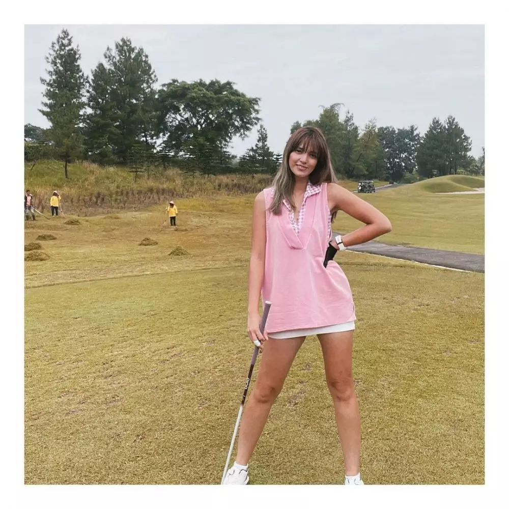 Gaya outfit Nia Ramadhani saat bermain golf © 2021 brilio.net