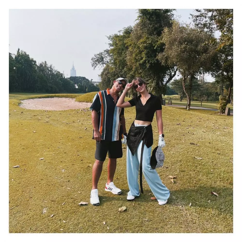 Gaya outfit Nia Ramadhani saat bermain golf © 2021 brilio.net