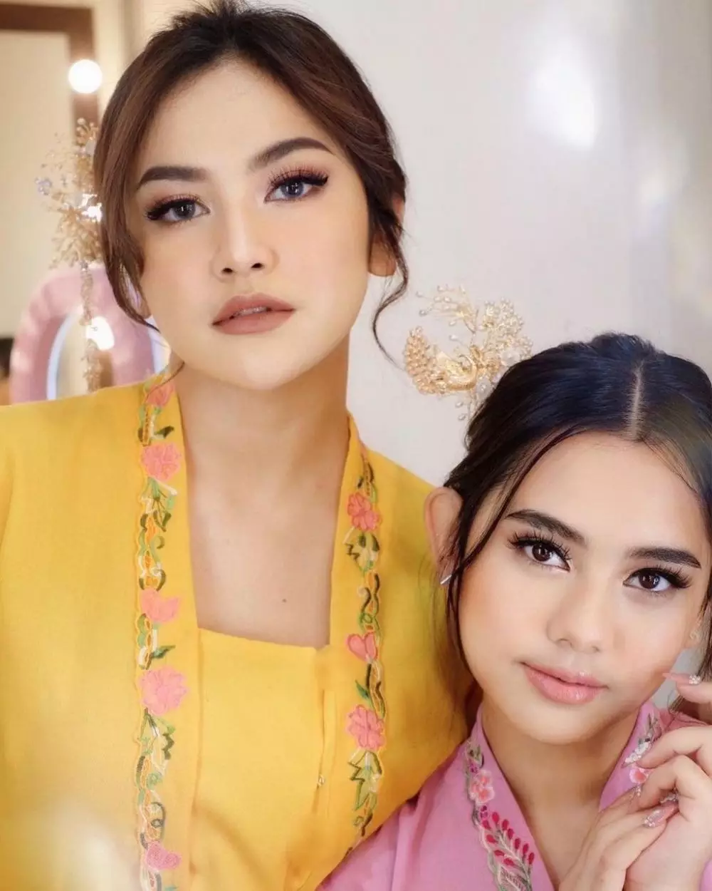Gaya Mahalini Raharja pakai kebaya © 2021 brilio.net