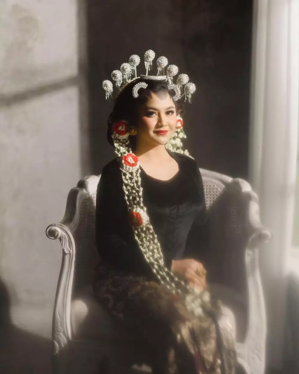 Gaya Mahalini Raharja pakai kebaya © 2021 brilio.net