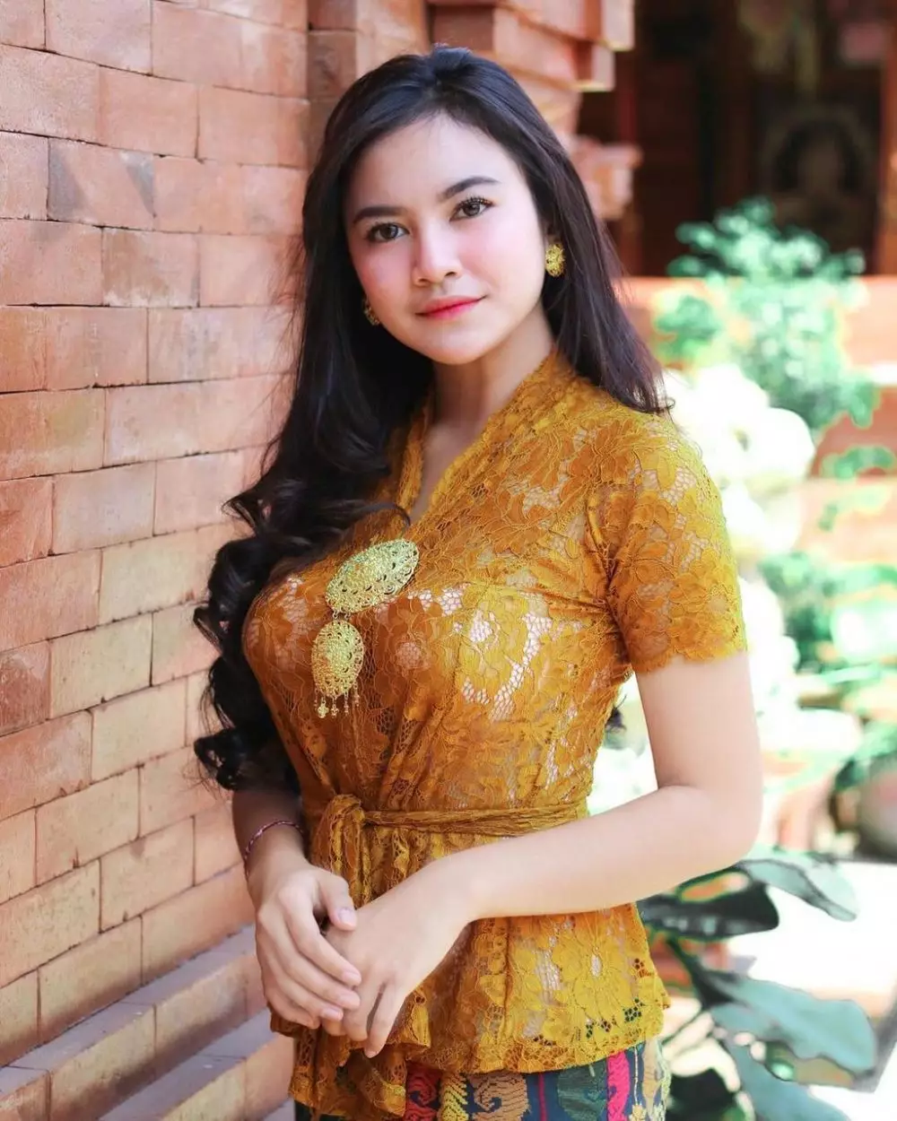 Gaya Mahalini Raharja pakai kebaya © 2021 brilio.net