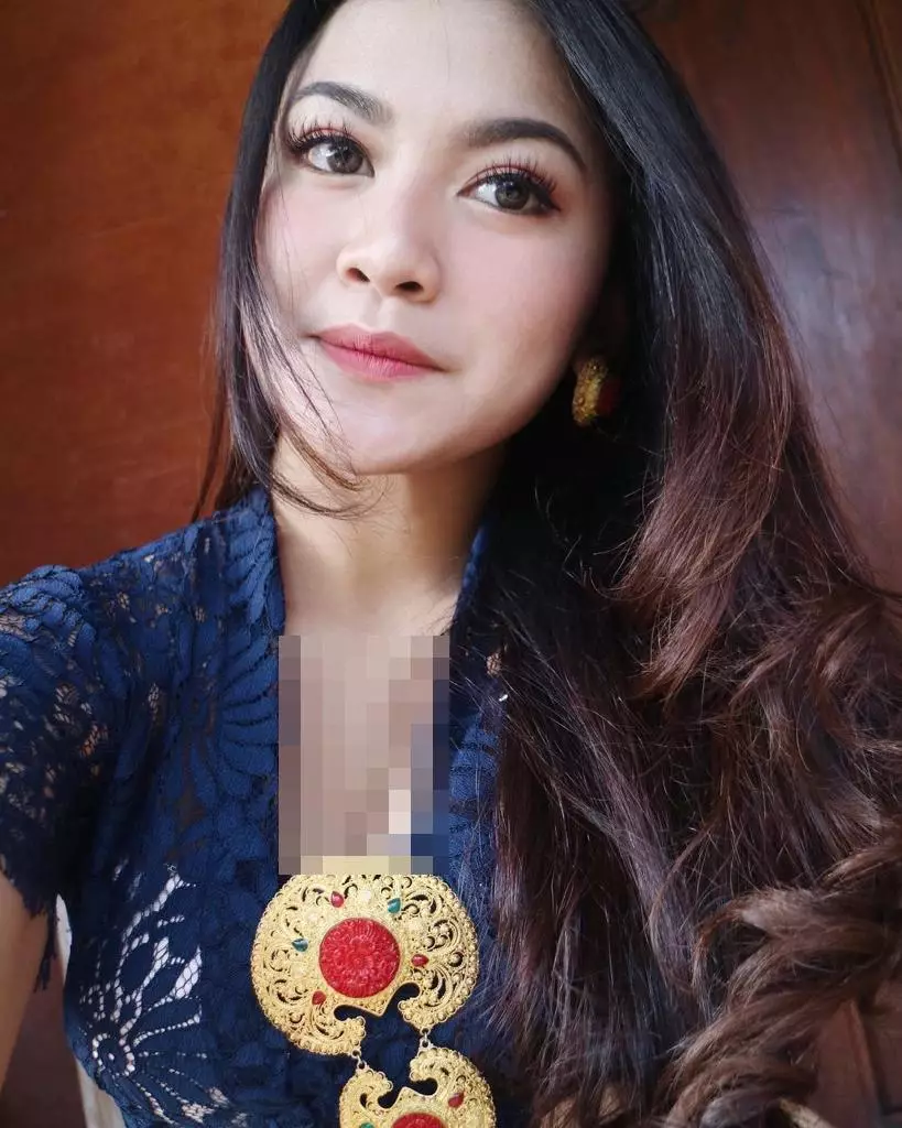 Gaya Mahalini Raharja pakai kebaya © 2021 brilio.net