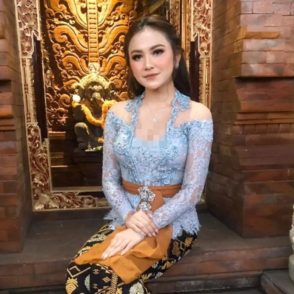 Gaya Mahalini Raharja pakai kebaya © 2021 brilio.net
