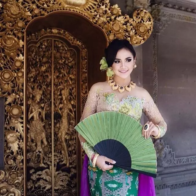 Gaya Mahalini Raharja pakai kebaya © 2021 brilio.net