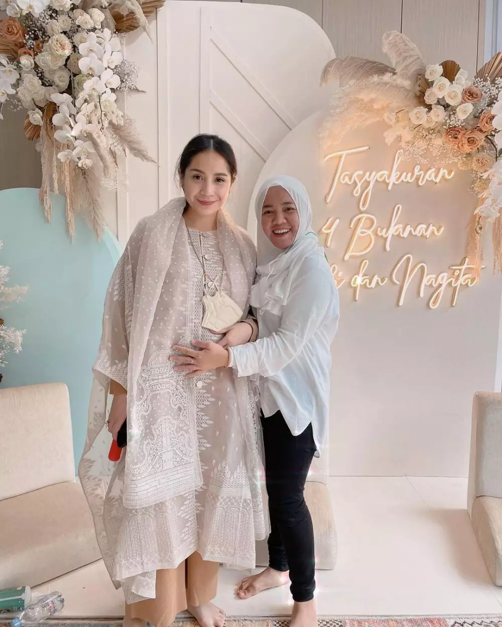 Potret kedekatan seleb bareng asistennya dari berbagai sumber