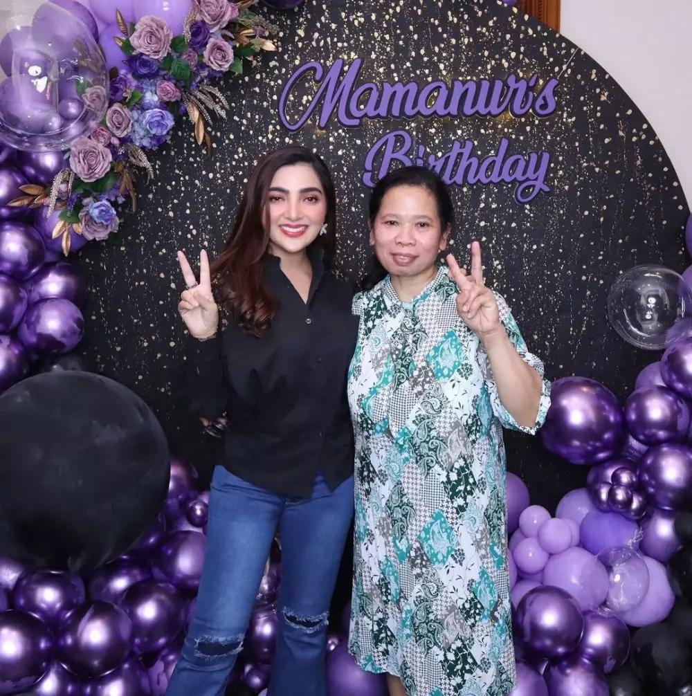 Potret kedekatan seleb bareng asistennya dari berbagai sumber