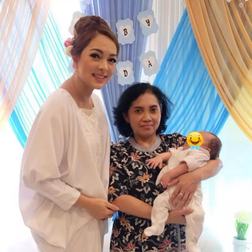 Potret kedekatan seleb bareng asistennya dari berbagai sumber