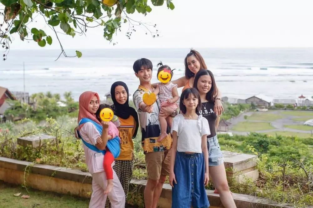 Potret kedekatan seleb bareng asistennya dari berbagai sumber