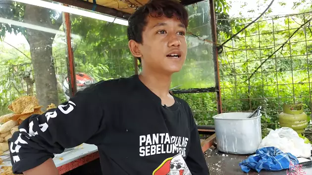 kisah Acil lulusan SD jualan gorengan © YouTube/Frankav12