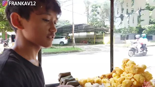 kisah Acil lulusan SD jualan gorengan © YouTube/Frankav12
