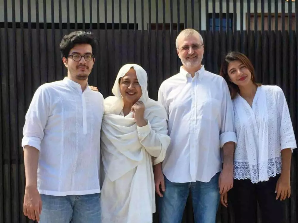 Momen kenangan Dewi Irawan bareng suami © 2021 brilio.net Momen kenangan Dewi Irawan bareng suami © 2021 brilio.net