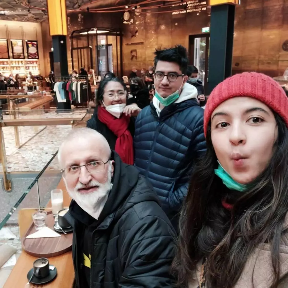 Momen kenangan Dewi Irawan bareng suami © 2021 brilio.net Momen kenangan Dewi Irawan bareng suami © 2021 brilio.net