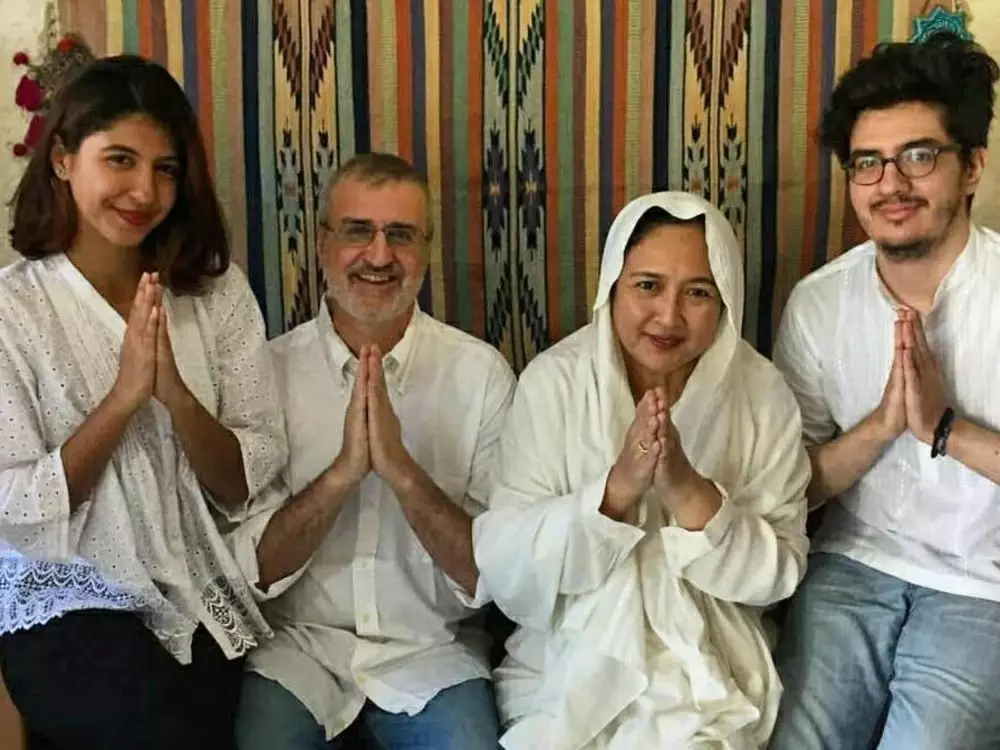 Momen kenangan Dewi Irawan bareng suami © 2021 brilio.net Momen kenangan Dewi Irawan bareng suami © 2021 brilio.net