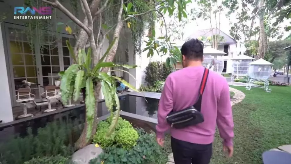 Potret halaman rumah pesinetron dari berbagai sumber