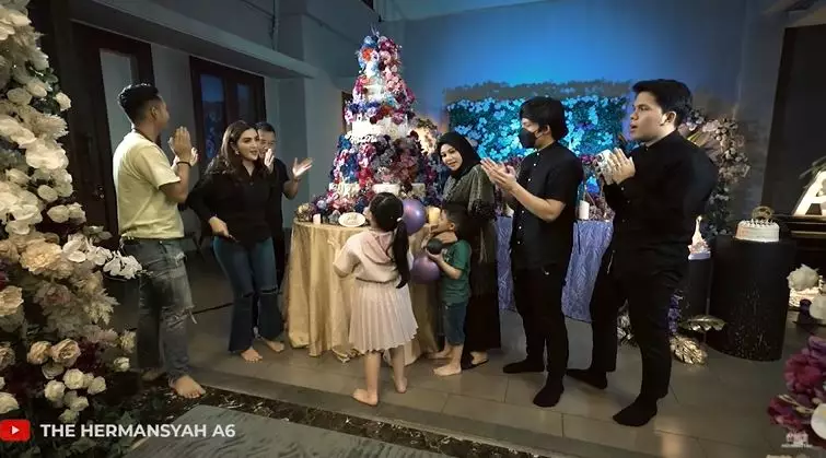 kue ultah Aurel © 2021 brilio.net kue ultah Aurel © 2021 brilio.net