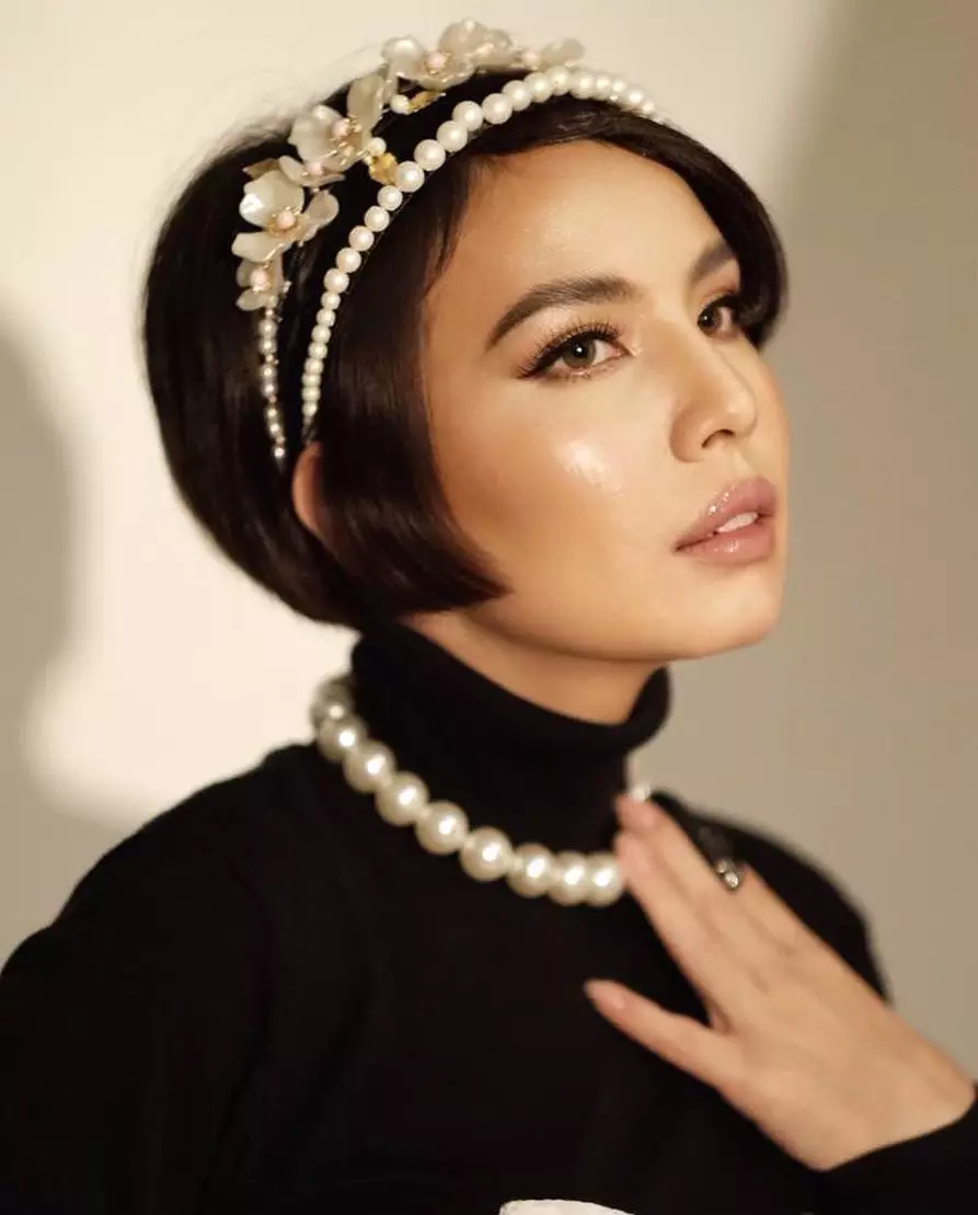 Tya Ariestya bermakeup tebal © 2021 brilio.net