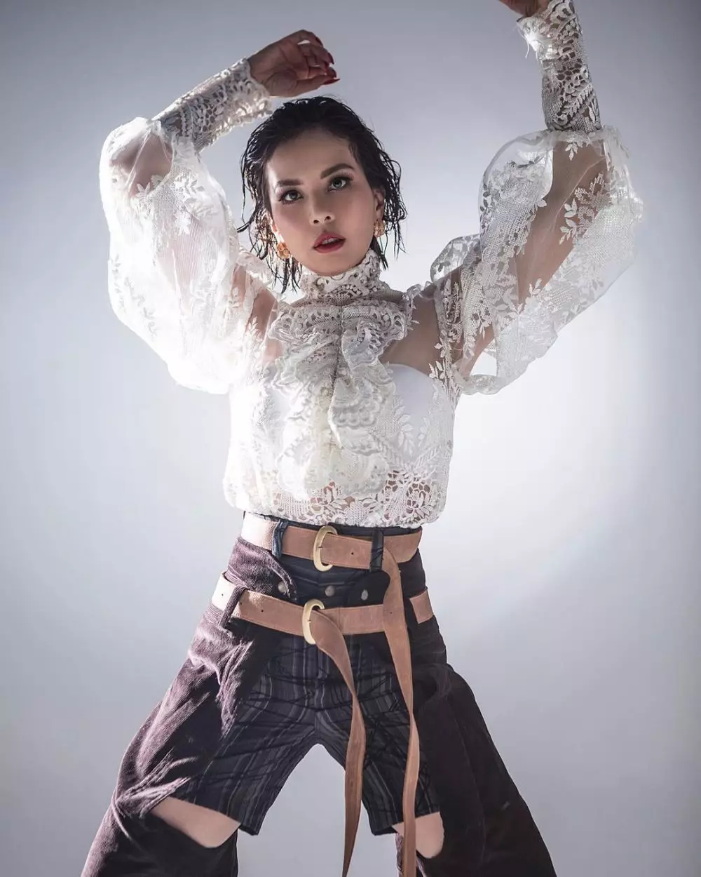 Tya Ariestya bermakeup tebal © 2021 brilio.net