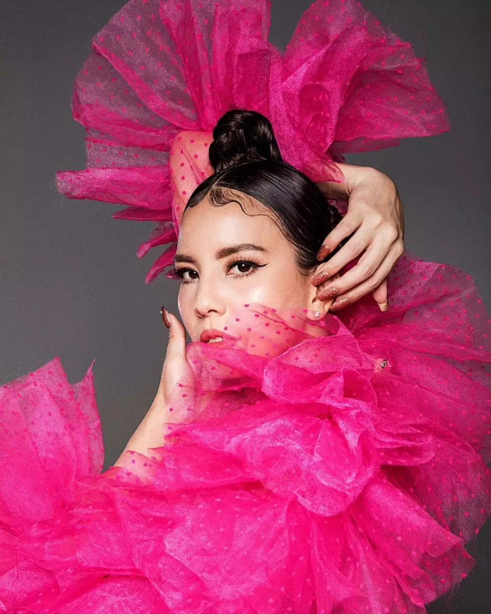 Tya Ariestya bermakeup tebal © 2021 brilio.net