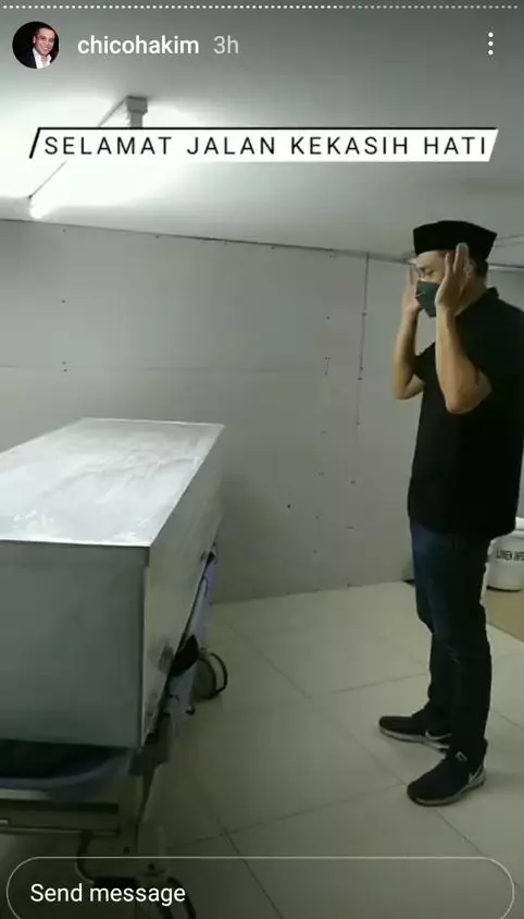 Chico Hakim menyalati jenazah Citra Soeroso © Instagram Chico Hakim menyalati jenazah Citra Soeroso © Instagram