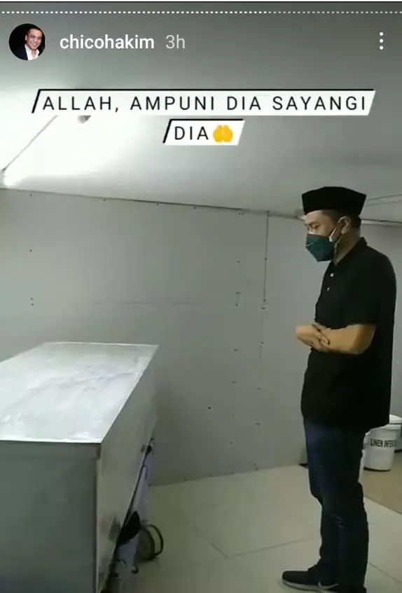 Chico Hakim menyalati jenazah Citra Soeroso © Instagram Chico Hakim menyalati jenazah Citra Soeroso © Instagram