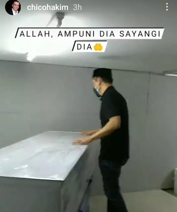 Chico Hakim menyalati jenazah Citra Soeroso © Instagram Chico Hakim menyalati jenazah Citra Soeroso © Instagram